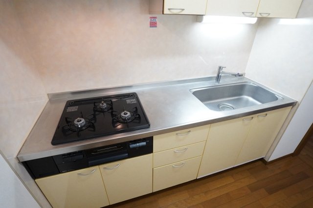 ヴァンシャルマンＯＺ1階 システムキッチン（3口ガスコンロ・グリル付き）