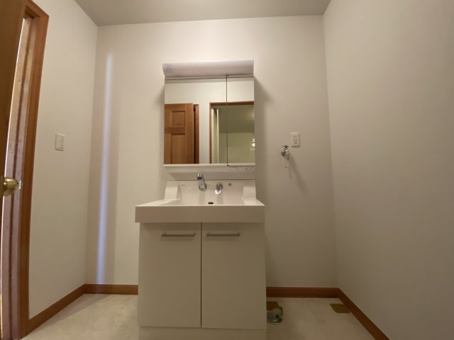 カーサ　アル・マーレ弐番館 明るい色調の室内です