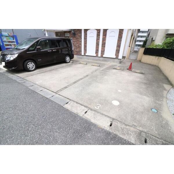 ソレアード松戸105号室 駐車場