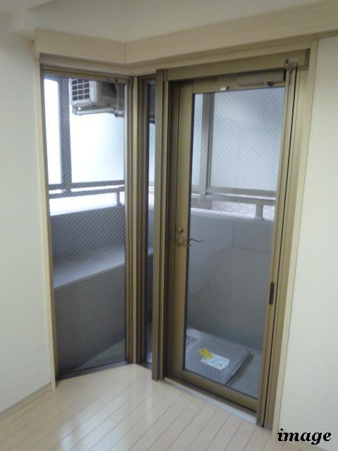 ガラ・グランディ日本橋10階 外からの目が気にならないバルコニーで洗濯物が干せます