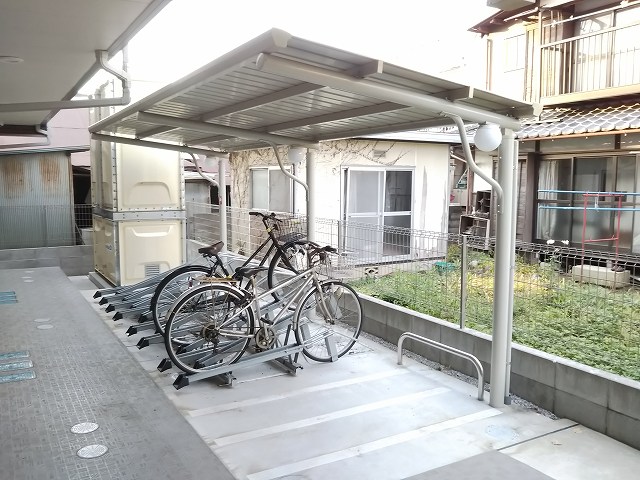 クレイノほっと熊谷203号室 屋根付き駐輪場