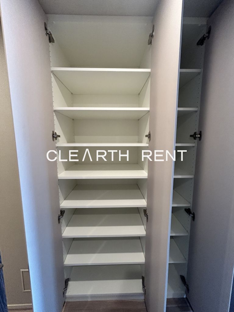 コンシェリア目黒本町 ＴＨＥ ＲＥＳＩＤＥＮＣＥ5階 廊下にも収納スペース/いたるところに収納がありお部屋が片付きます