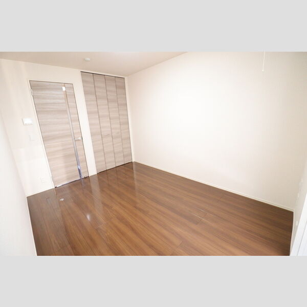 ロイヤルアーク105号室 洋室