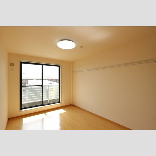 ローズ・ウッド303号室 6帖洋室