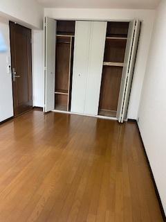 南青山ロイアルハイツ 洋室6.2帖　収納充実