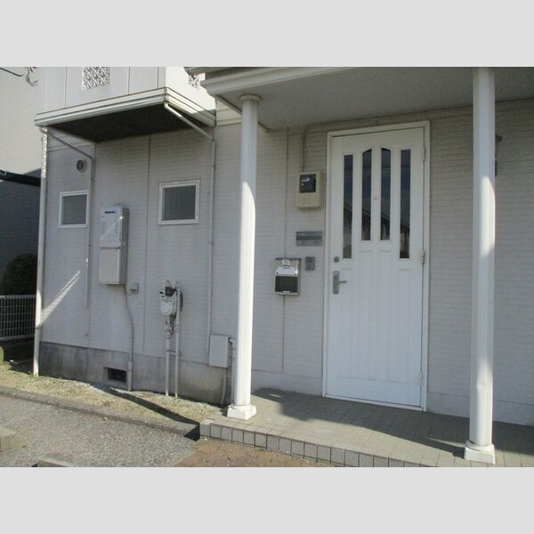 ラヴェニュ　A 玄関