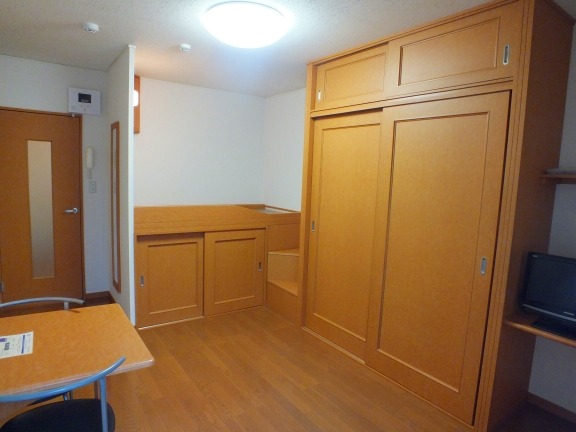 レオパレスアクシス 光あふれる居間です