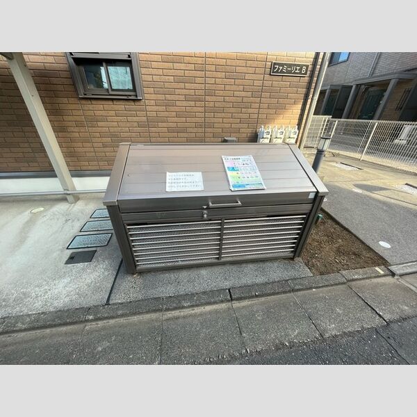 ファミーリエ　B・C　C ゴミストッカー