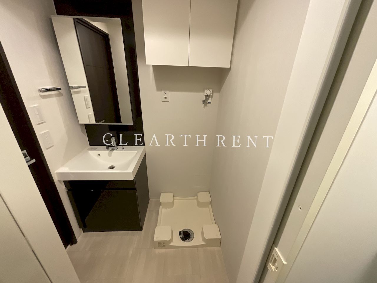 コンシェリア池袋 ＭＡＳＴＥＲ’Ｓ ＶＩＬＬＡ2階 鏡裏には収納スペース