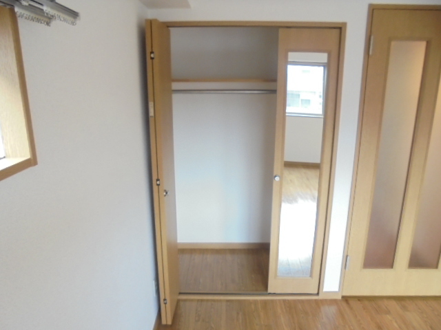 シンフォニー成城0207号室 収納力もあり！扉には姿見もあり！