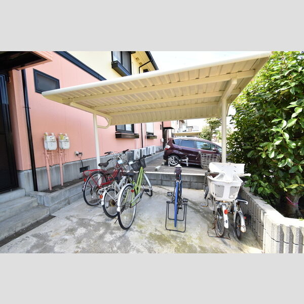 クローカス205号室 屋根付き駐輪場