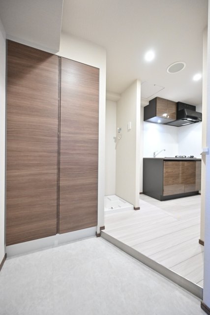 ＧＲＡＮＳＩＴＥ　ＮＡＫＡＭＥＧＵＲＯ4階 玄関