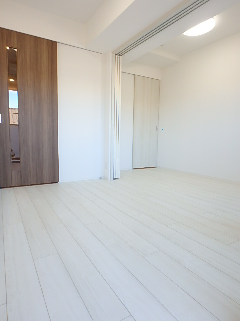 ガーラ練馬グランドステージ3階 明るい洋室です