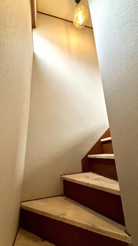 モダンカフェ Kitchen House羽村 窓から光差し込む階段