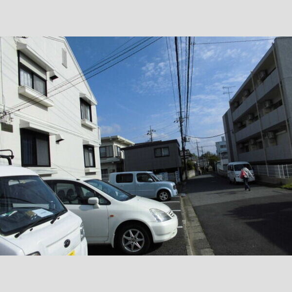 クレセント日吉台202号室 駐車場