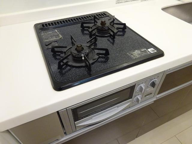 パークハイム江北101号室 システムキッチン（２口・グリル）