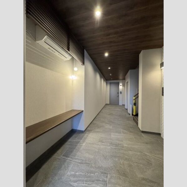 フレジア203号室 ゆったりカウンターのあるエントランスホール♪