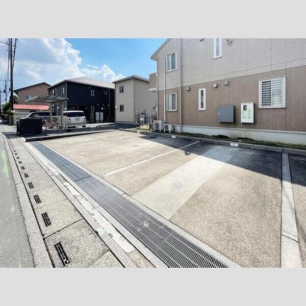 ルミエール ガーデン 駐車場