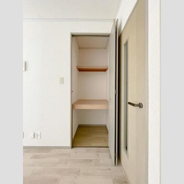 アベニール21102号室 物入れ