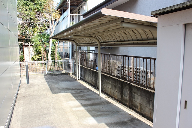 レオパレスフリーダムベッセルⅢ101号室 屋根付駐輪場