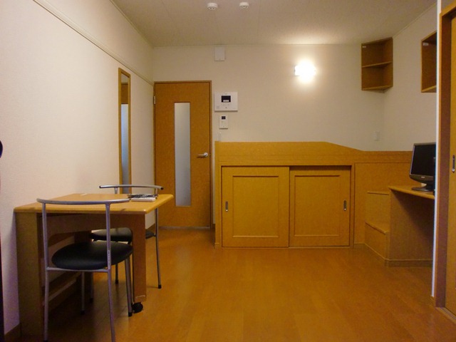 レオパレス中の島 収納付きベッド