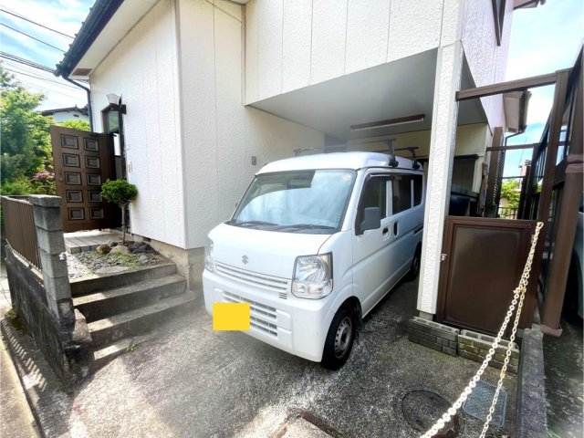 秦野市曽屋一戸建て 横230cm×たて490cmの駐車場完備♪車庫内に水道もあり