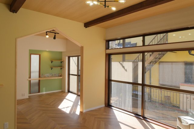 北欧andフレンチのデザイナーズリノベ戸建 日当たりの良いリビングダイニング。おしゃれな照明付