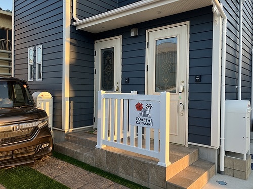 コースタル金杉 外から見た玄関　※2026年3月撮影の写真