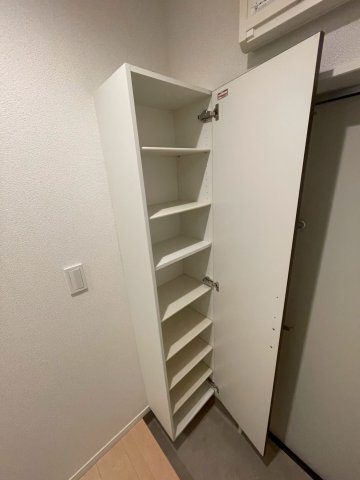 ベイフラット南太田102号室 シューズボックス