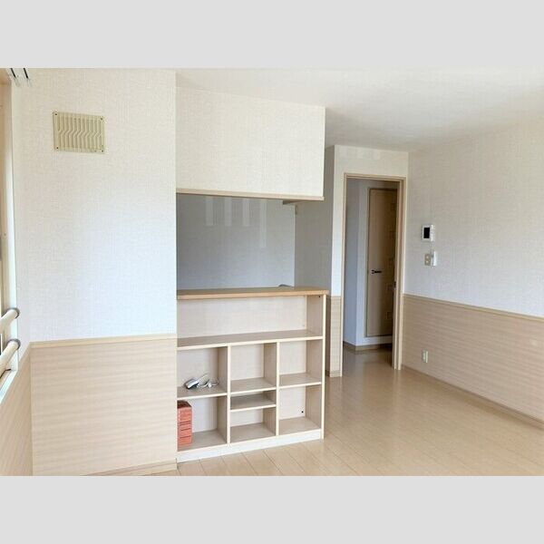 フレスカ202号室 リビングダイニング(別角度)