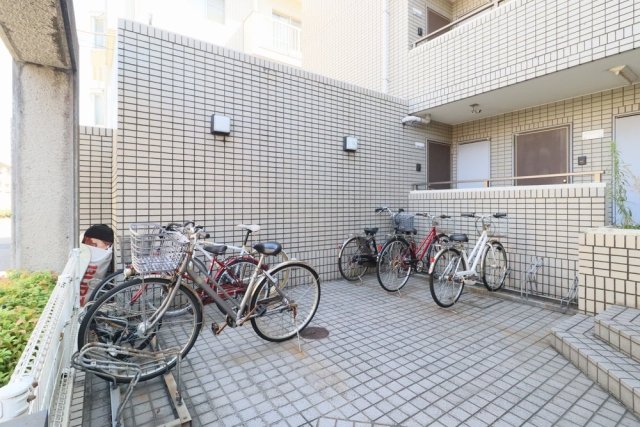 大成ルームズ3階 駐輪場