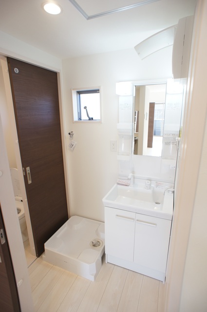 ルミエール・エタンセルｓｉｘ0202号室 脱衣所に小窓付き