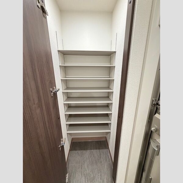 ルドベキア湘南台102号室 玄関収納