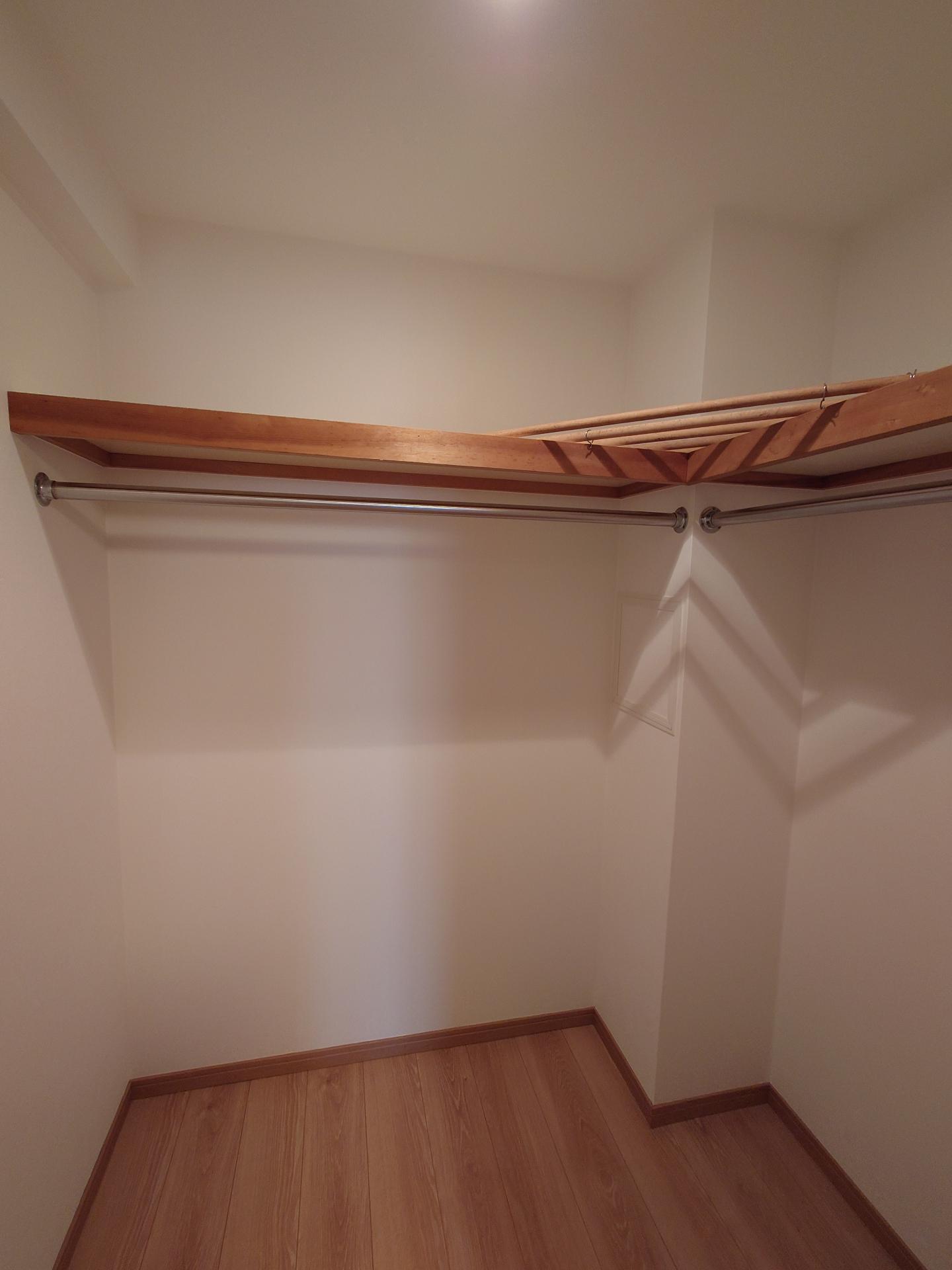 ライオンズガーデン戸田公園 8畳洋室のWIC、服がたくさんあっても困らない広さです♪