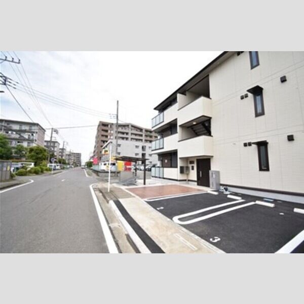 Park Vina303号室 エントランス側全面道路の様子