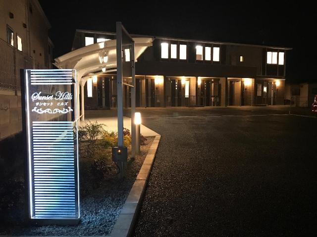 サンセット　ヒルズ（Sunset Hills） 外観写真（夜）