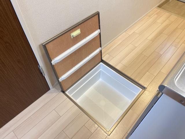 シャルマン　ヒルズ105号室 床下収納