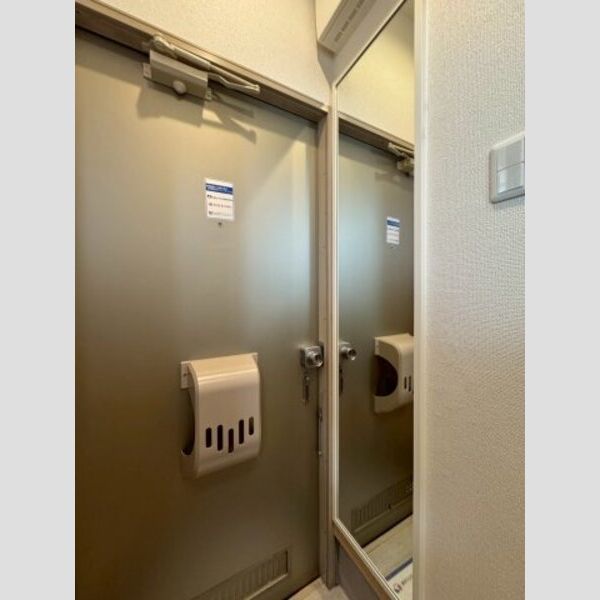 コーポふじA105号室 玄関には姿見があるのでお出かけ前のチェックに便利♪