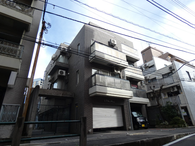 ベルセル南青山4階 タイル貼りの重厚感ある外観