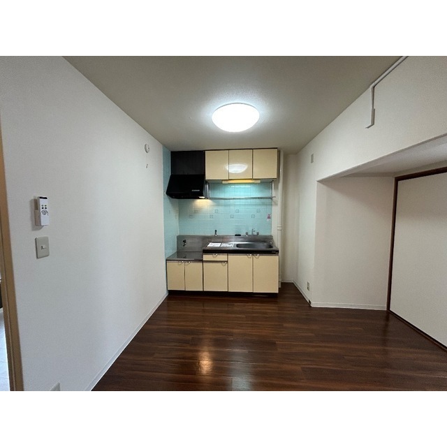 丸新ハイツ401号室 リビング