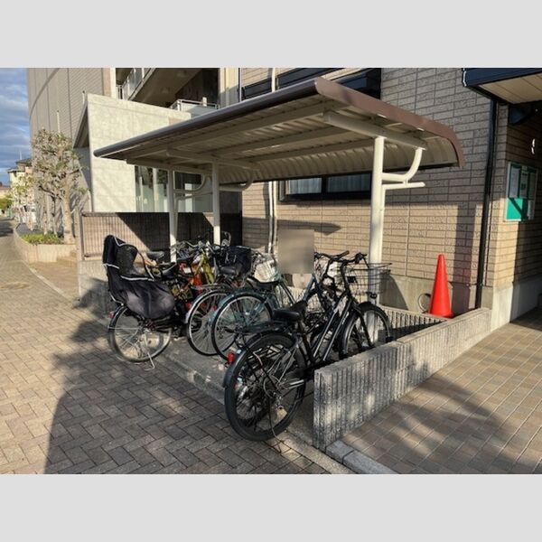 アベニュー201号室 駐輪場
