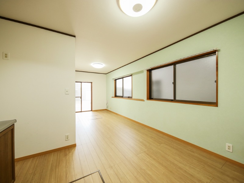 北中沢２丁目貸家 窓が多く、とても明るいリビングです（リフォーム中）