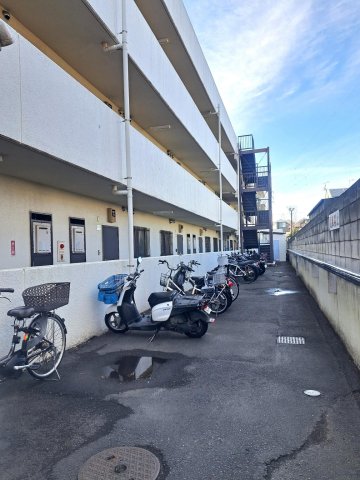 グランドハイツ原宿302号室 自転車・バイク置き場も広々使えます
