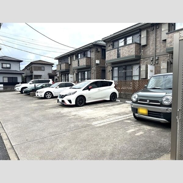 アヴァンセ八幡　AB 駐車場