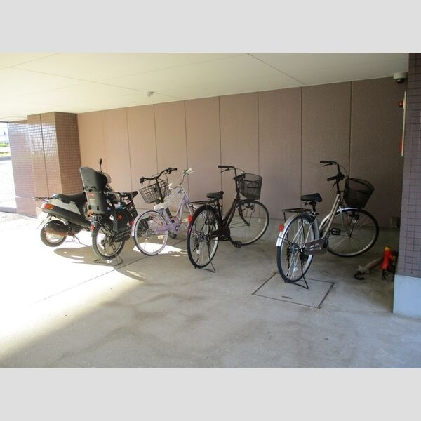 グラン・シャリオ101号室 駐輪場