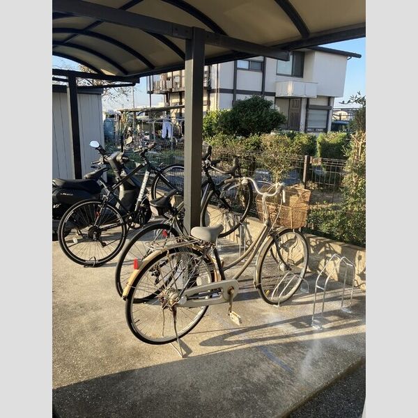 カーサ コモド105号室 駐輪場(サイクルラック付き)