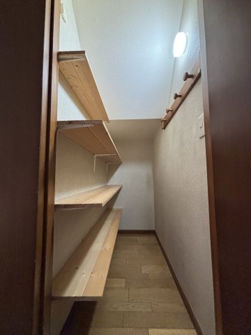 本藤沢６丁目戸建 1階階段横 物入