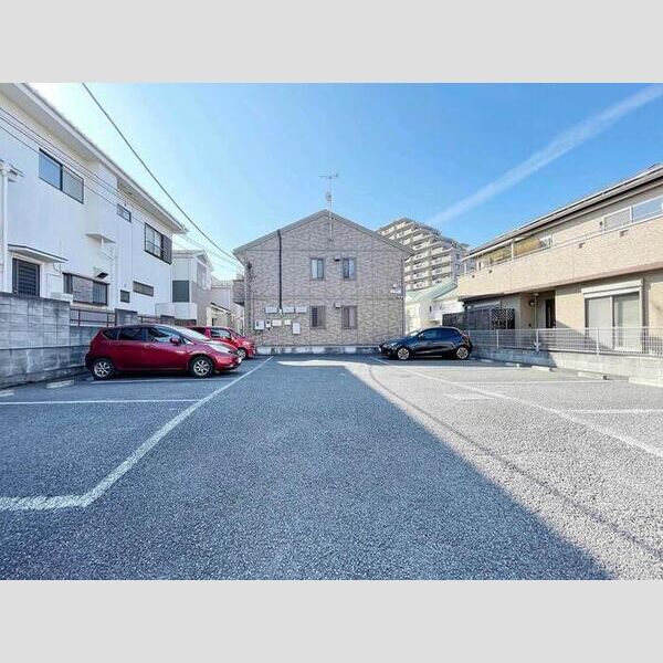 ヴィラ　弐番館 駐車場