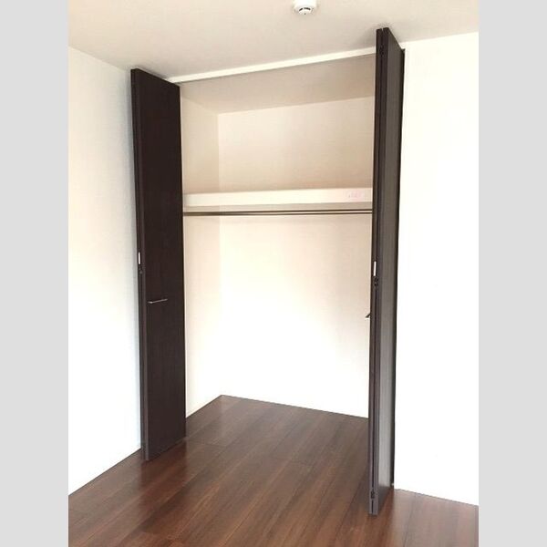 エクレール曲本 クローゼット  西洋室