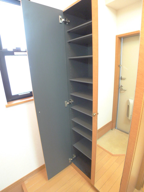 リラ中山 下駄箱